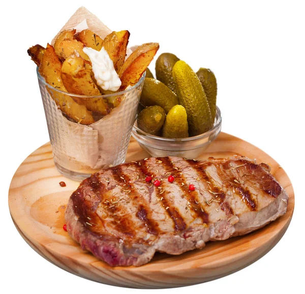 Carne Res Entrecote Con Especias Una Tabla Redonda Madera Aislado — Foto de Stock