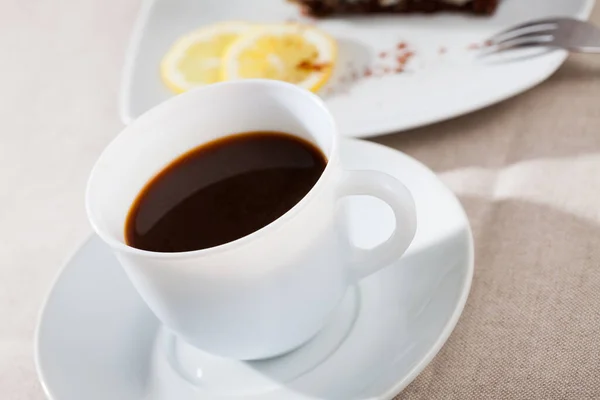 Чашка Утреннего Черного Кофе Кусочком Торта — стоковое фото