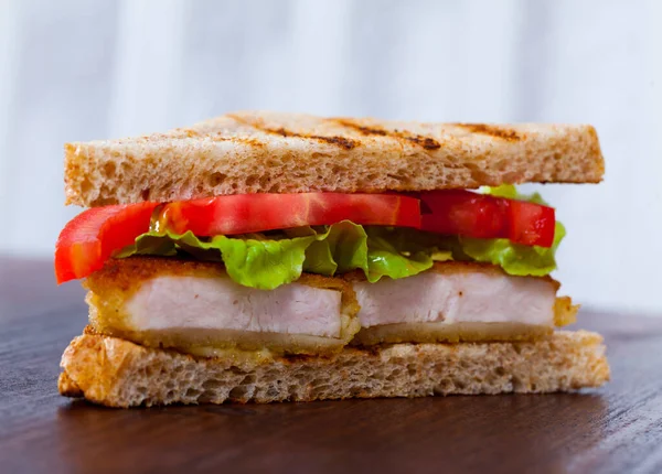 パンとサンドイッチ チキンナゲット プレートでトマトとレタス — ストック写真