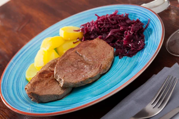 Köstliche Kalbsmedaillons Cadera Mit Gekochten Kartoffeln Und Rotem Sauerkraut — Stockfoto