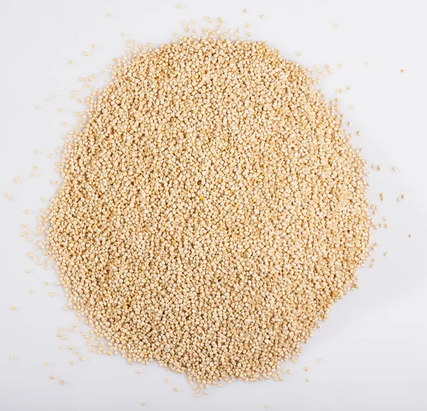 Draufsicht Auf Einen Haufen Roher Quinoa Samen Auf Weißer Oberfläche — Stockfoto