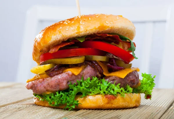 Pyszne Podwójne Smaczne Hamburgery Kotletem Wołowym Świeże Warzywa Ser — Zdjęcie stockowe