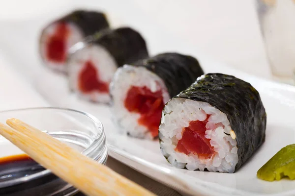Maki Sushi Rulouri Ton Brut Interior Servit Wasabi — Fotografie, imagine de stoc