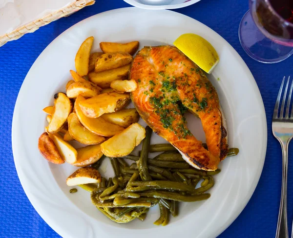 Fried Salmon Fillet Served Baked Potatoes Green Beans — Stock Photo, Image