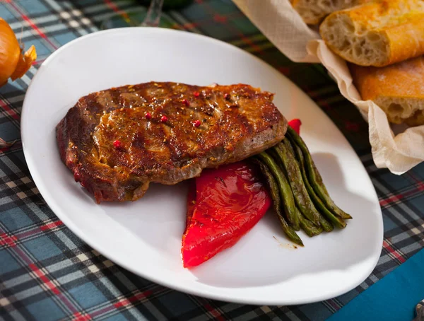 Appetizing Roasted Beef Steak Braised Green Beans Bell Pepper White — Stock Photo, Image