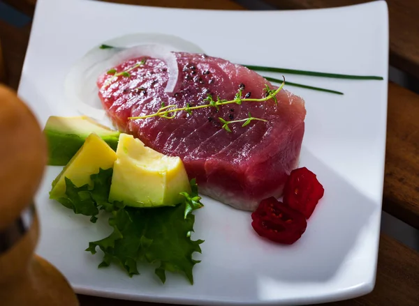 Pyszny Lekko Smażony Filet Tuńczyka Podawany Świeżym Awokado Ziołami — Zdjęcie stockowe