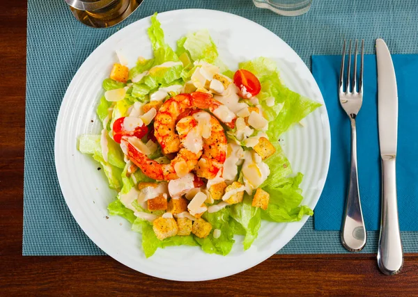 Salada Caesar Saborosa Com Camarões Alface Molho Queijo — Fotografia de Stock