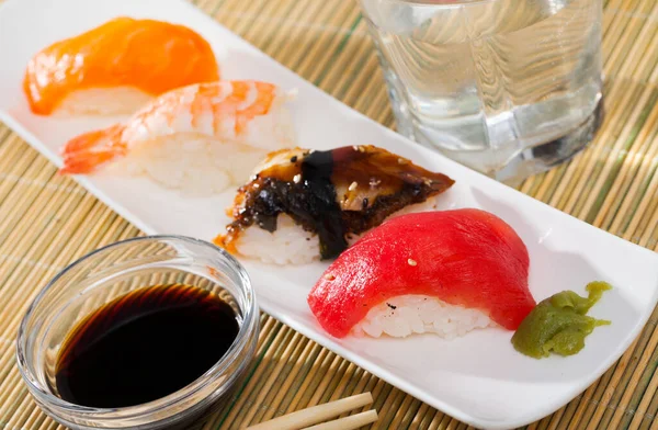 Set Delicios Sushi Nigiri Ton Somon Creveți Anghilă Servite Placă — Fotografie, imagine de stoc