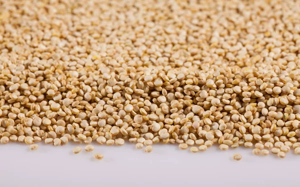 Haufen Quinoa Samen Auf Weißer Oberfläche Verstreut — Stockfoto