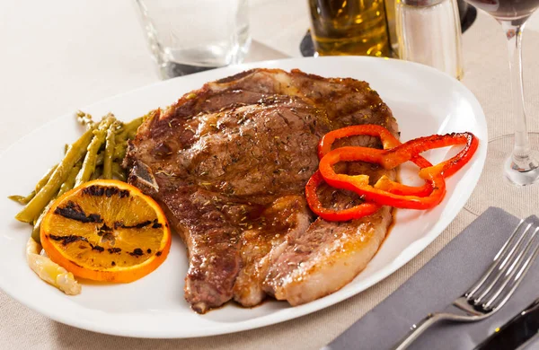 Šťavnatý Pečený Hovězí Steak Podávaný Grilovaným Chřestem Pomerančem Paprikou — Stock fotografie