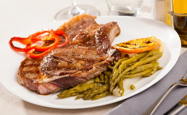 Appetizing Beef Steak Asparagus Orange Plate — Stock Photo, Image