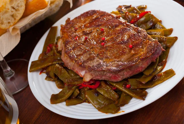 Pikantní Dobře Udělaný Pečený Telecí Steak Podávaný Dušenými Fazolemi Červenou — Stock fotografie