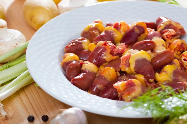Zutaten Zum Kochen Frische Rohe Hühnerherzen Mit Kartoffeln Pilzen Zwiebeln — Stockfoto