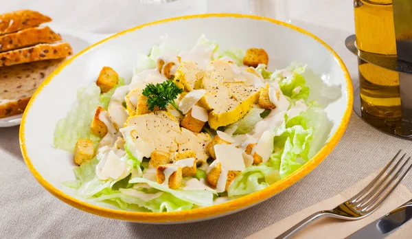 Köstlicher Caesar Salat Aus Römischem Salat Und Croutons Mit Zarter — Stockfoto