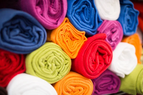 Raftaki Tekstil Dükkanındaki Banyo Için Renk Havlusu — Stok fotoğraf