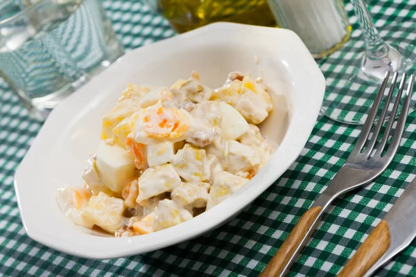 Salada Saborosa Com Carne Abacaxi Laranja Fresca Ovos Servidos Prato — Fotografia de Stock