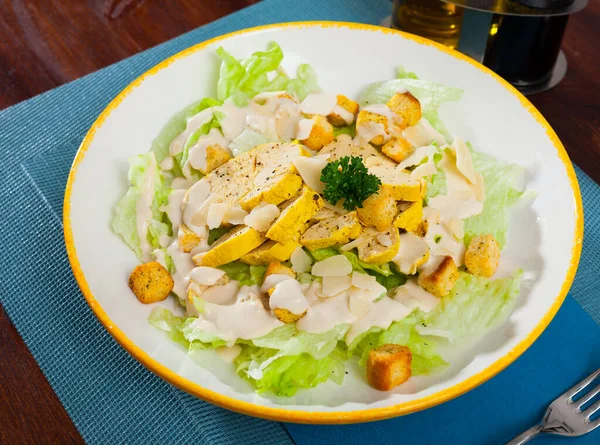 Salada Caesar Com Frango Grelhado Prato Branco — Fotografia de Stock