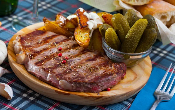 Entrrecote Carne Com Temperos Uma Tábua Redonda Madeira — Fotografia de Stock