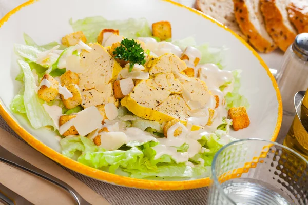 Plate Tasty Caesar Salad Chicken Lettuce White Sauce Toasts — Stock Photo, Image