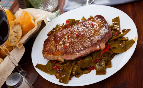 Meio Picante Rara Carne Vitela Assada Entrecote Com Feijão Verde — Fotografia de Stock