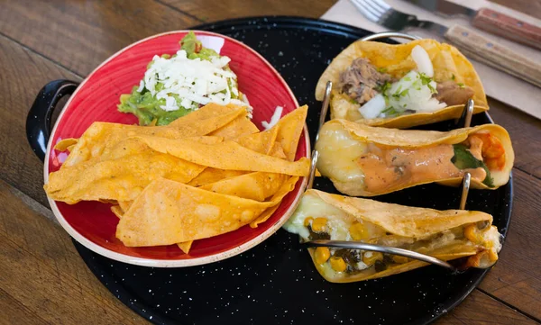 Tacos Mexicanos Tradicionais Com Vários Recheios Servidos Com Guacamole Batatas — Fotografia de Stock