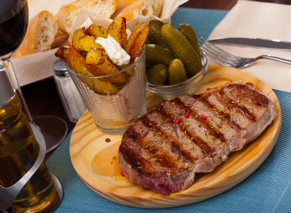 Grillezett Marhahús Sült Burgonyával Savanyúsággal Fapulton — Stock Fotó