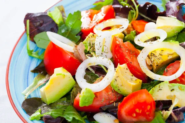 Frischer Salat Mit Gemüse Avocado Tomaten Rucola Und Zwiebeln — Stockfoto