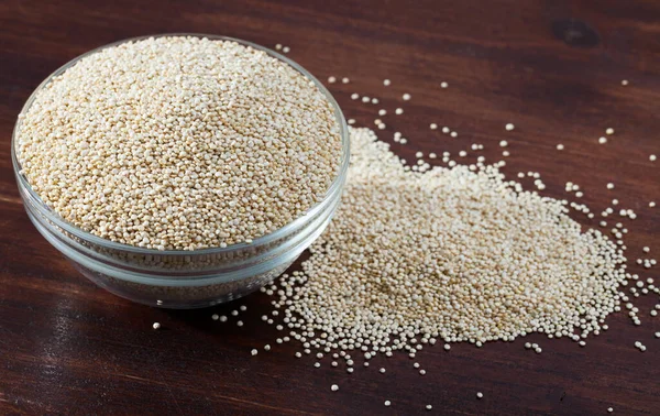 Glazen Schaal Met Rauwe Witte Quinoa Zaden Donkere Houten Ondergrond — Stockfoto
