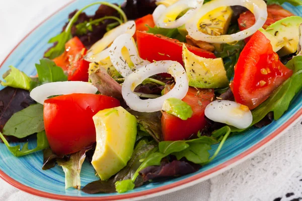 Roka Salatası Domates Avokado Mutfakta Lezzetli Vejetaryen Yemeğidir — Stok fotoğraf