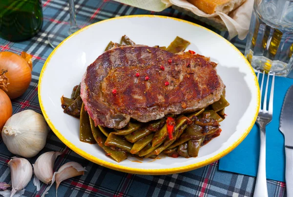 Spicy Medium Rare Roasted Veal Entrecote Baked Green Beans Sweet — Stock Photo, Image