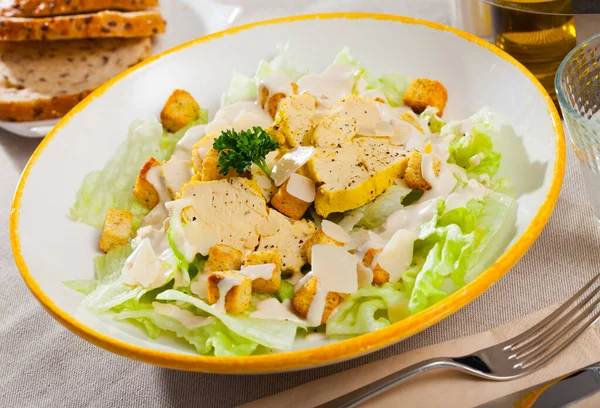 Deliciosa Salada Caesar Alface Romaine Croutons Vestidos Com Molho Delicado — Fotografia de Stock