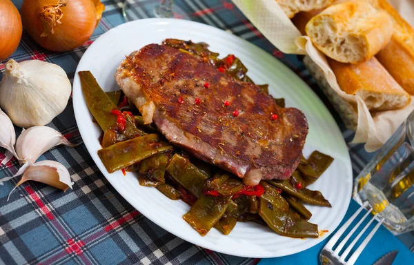 Steak Bœuf Rôti Appétissant Avec Haricots Verts Braisés Poivron Sur — Photo
