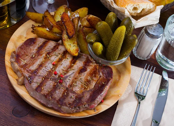 Entrrecote Carne Com Temperos Uma Tábua Redonda Madeira — Fotografia de Stock