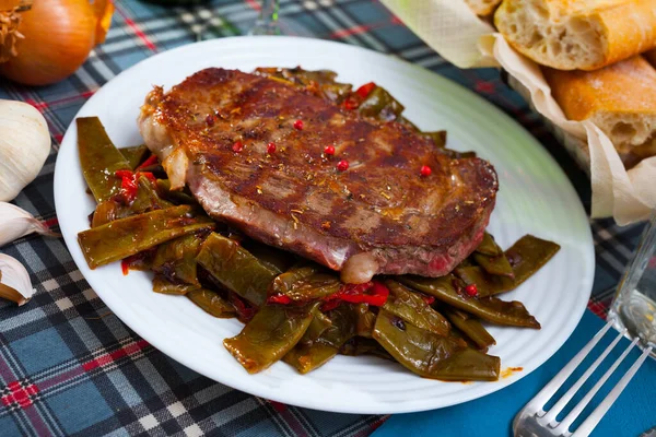 Appetizing Beef Entrecote Served Stewed String Beans Bell Pepper White — Stock Photo, Image