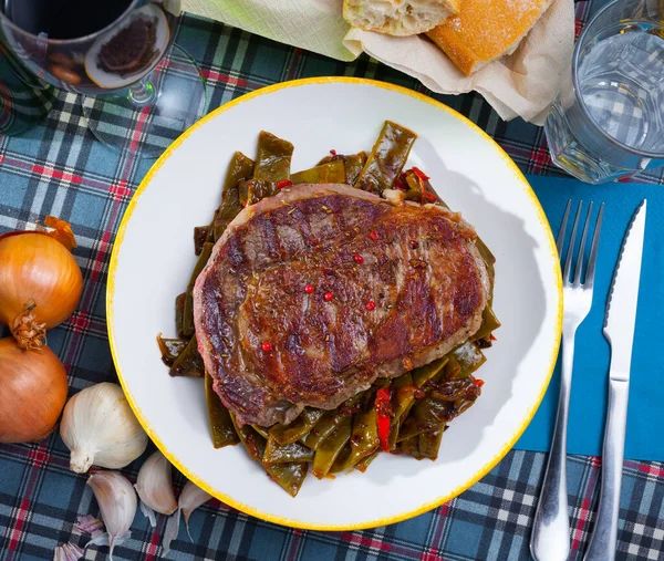 煮込み豆と赤ピーマンの野菜のガーニッシュを添えておいしい揚げ牛ロース — ストック写真