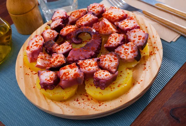 用煮熟的土豆和熏制的红辣椒调味章鱼的胃触须 — 图库照片