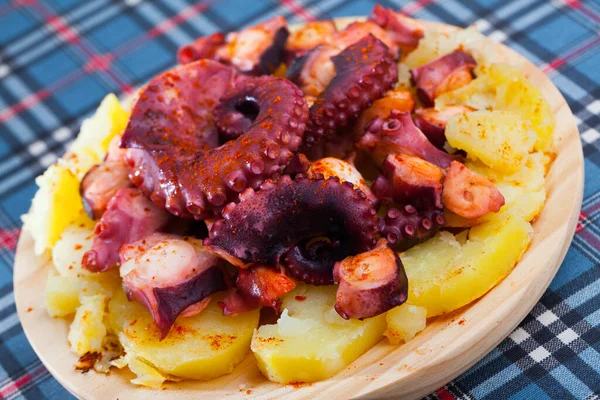 西班牙章鱼或西班牙章鱼的一种 典型的西班牙菜 来自带有土豆和木瓜的精美章鱼的加利西亚 — 图库照片