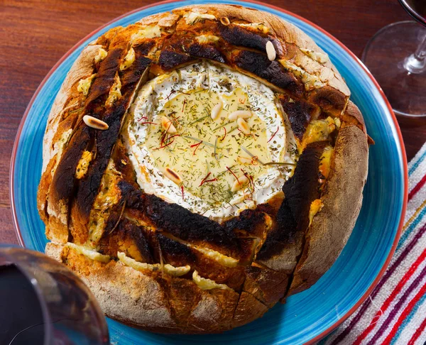 Delikatne Serowe Fondue Camemberta Podawane Misce Chleb Kuchnia Francuska — Zdjęcie stockowe
