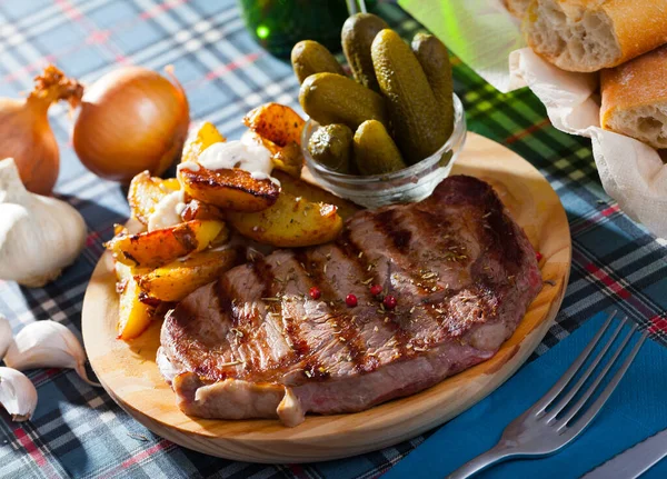 Lahodný Smažený Hovězí Steak Podávaný Zeleninovou Ozdobou Pečených Bramborových Klínů — Stock fotografie