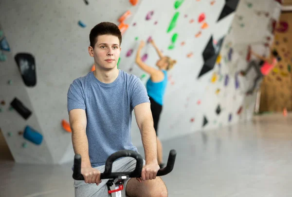 Homme Sportif Sur Vélo Appartement Dans Une Salle Escalade — Photo
