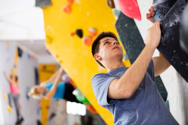 Αθλητικός Άνθρωπος Προπόνηση Bouldering Γυμναστήριο Χωρίς Ειδικό Εξοπλισμό Αναρρίχησης — Φωτογραφία Αρχείου