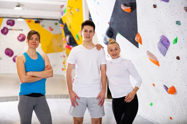 两个女运动员和一个男运动员在攀爬馆的肖像 — 图库照片