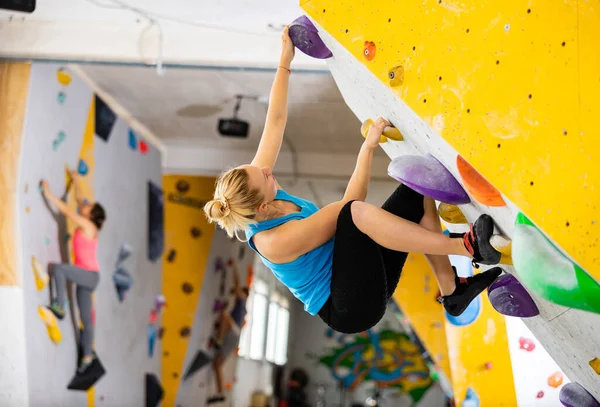 Vrouw Klimmend Rotsklimwand Tijdens Training Bouldering Gym — Stockfoto