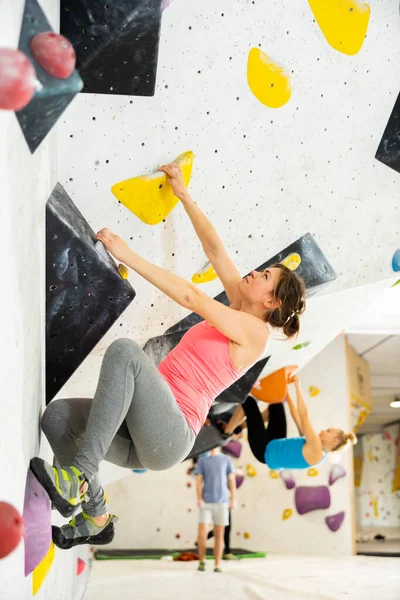 Blanke Vrouw Oefenen Muur Klimzaal Tijdens Bouldertraining — Stockfoto