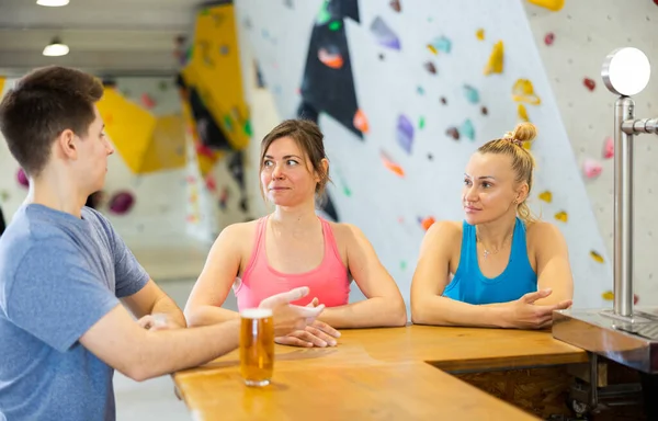 Two Sports Women Guy Communicate Training Climbing Wall Table Cafe — Stock Photo, Image