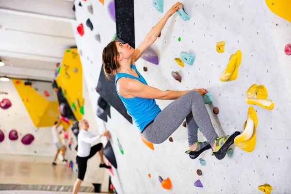在没有特殊攀爬设备的情况下 年轻而快乐的 积极的女运动员在巨石运动馆接受训练 — 图库照片