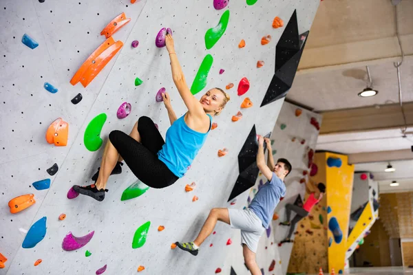 Positiv Sportliches Frauentraining Boulderhalle Ohne Spezielle Kletterausrüstung — Stockfoto