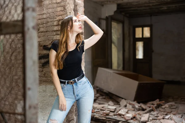 Portrait Attractive Young Caucasian Woman Posing Abandoned Building — Stock Fotó