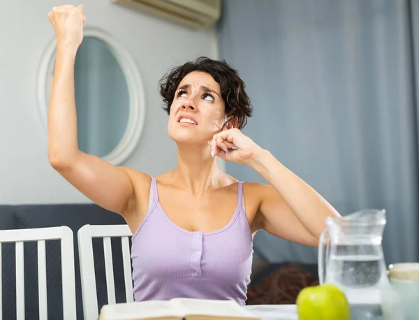 Woman Hysterical Being Able Learn Her Lessons Her Exams — Stock Photo, Image
