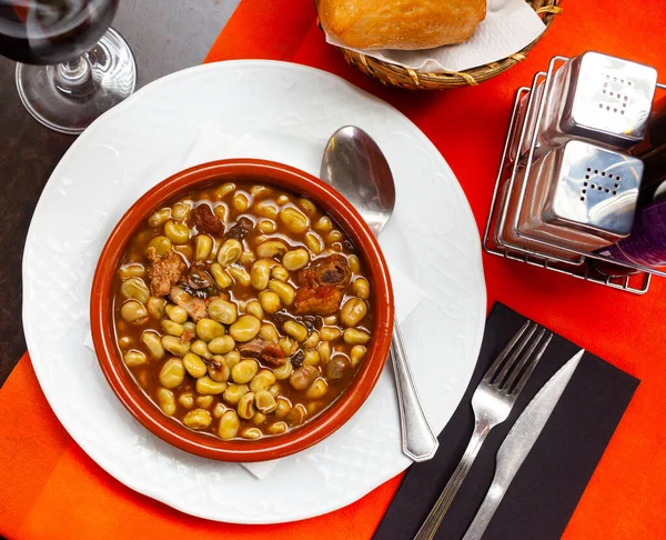 ハバス カタラーナ 様々なソーセージとベーコンとグレービーで豆のおいしいシチュー — ストック写真